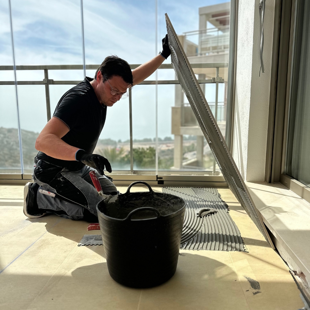 Eugen Krüger verlegt Fliesen auf einer Terrasse